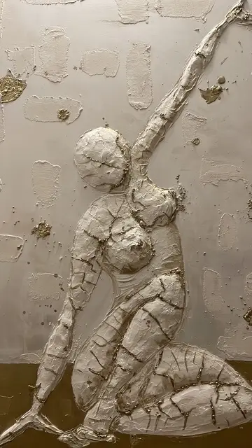 Opera materica chiara e oro della collezione Human